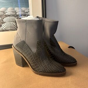 nwt: grey croc booties